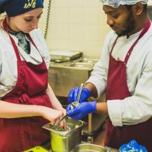 Foto zeigt zwei Auszubildende in der Küche des Restaurants Eis Kichen