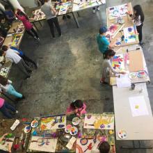 Foto von den Kreativen Workshops_auf dem Bild sind Kinder im Atelier zu sehen
