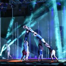 Foto vom Festival de Wiltz_Gruppe auf der Bühne war die Losers Cirque Company