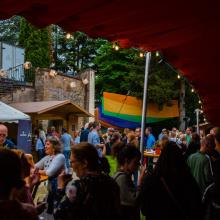 Foto vom Festival de Wiltz_Stimmungsbild mit vielen Menschen beim roten Zelt und Schloss